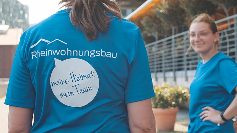 Mitarbeiterinnen im T-Shirt mit der Aufschrift "meine Heimat, mein Team"