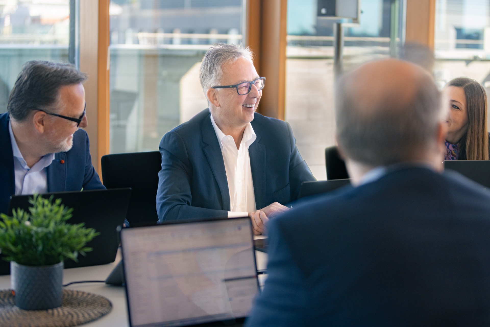 Besprechung am Laptop im Büro der Rheinwohnungsbau