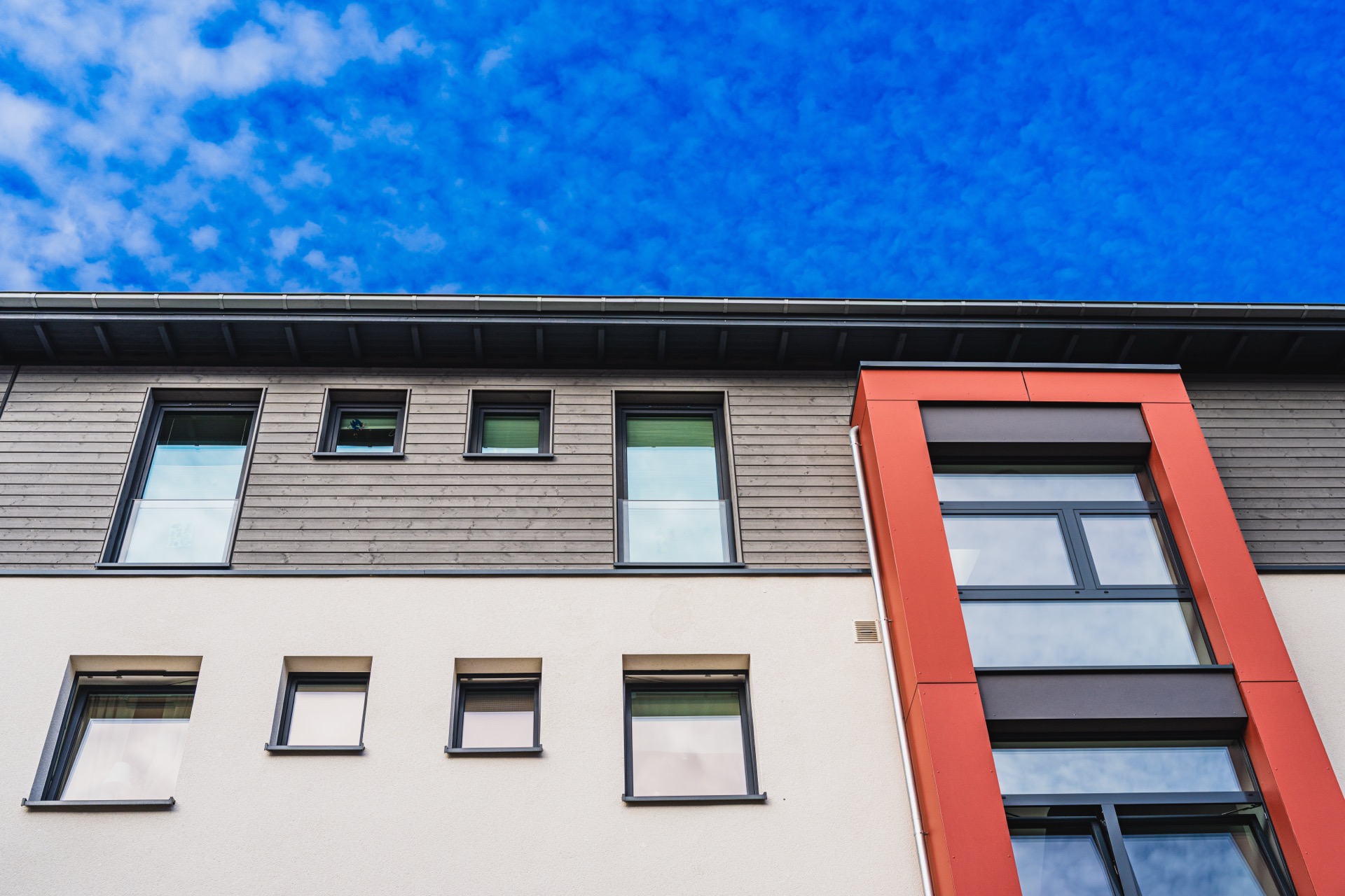Modernisierte Fassade einer Wohnanlage der Rheinwohnungsbau