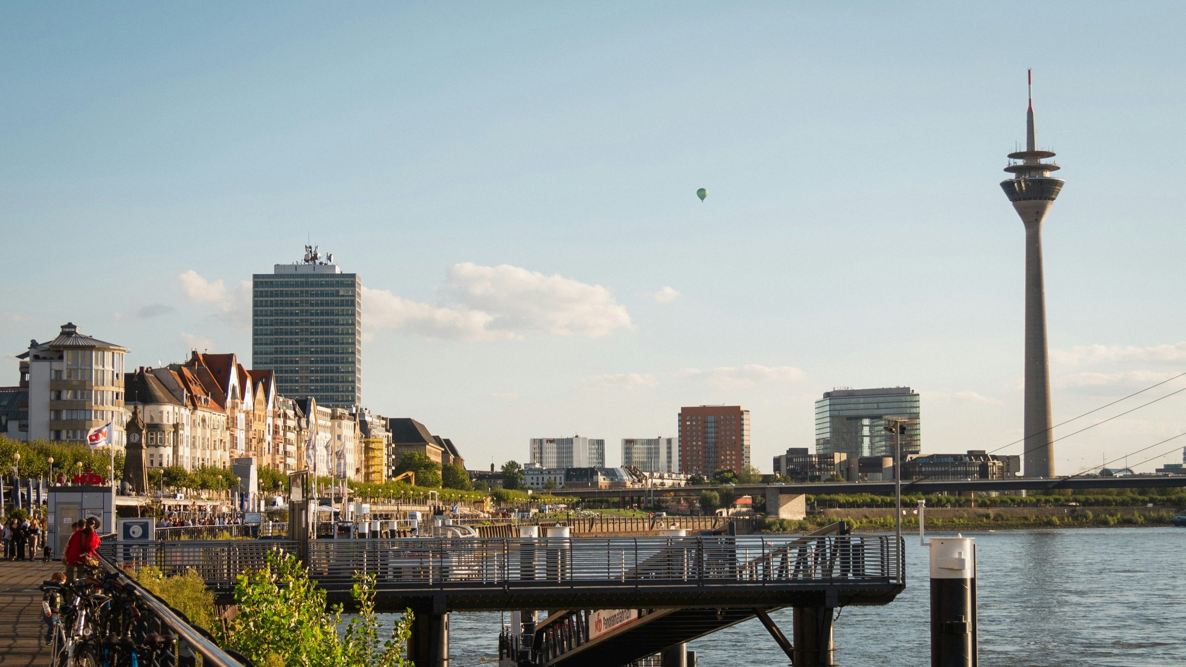 Düsseldorfer Rheinufer mit Rheinturm