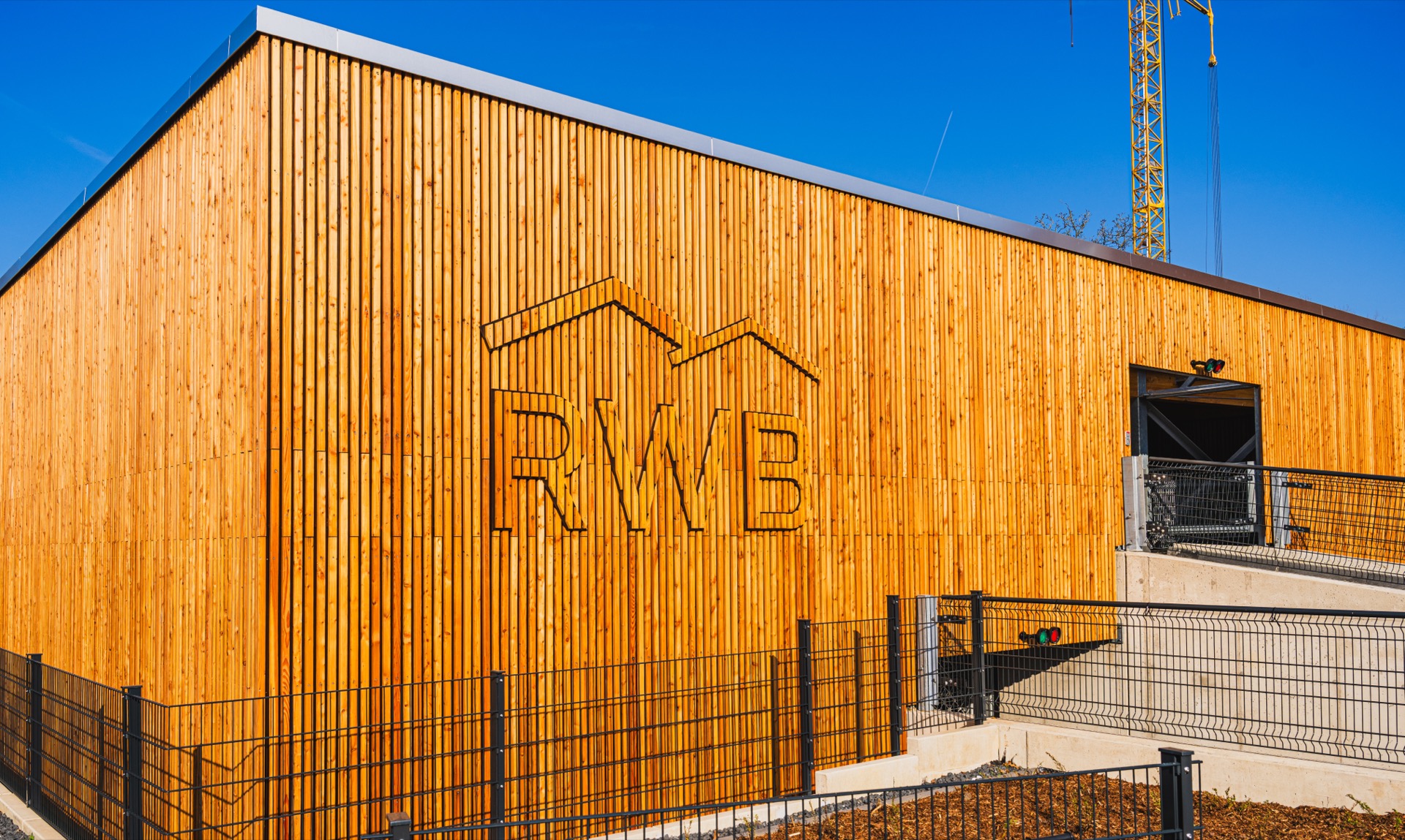 Holzbau der Rheinwohnungsbau mit begrüntem Außenbereich