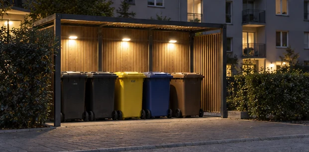 Beleuchteter Müllstandort am Abend