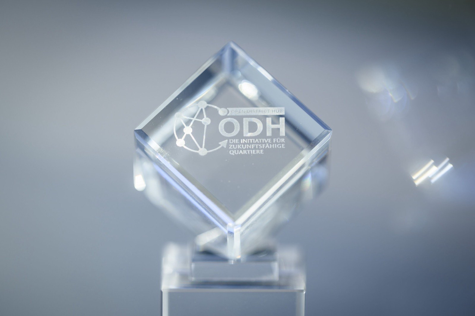 Gläserne Trophäe des ODH Quartier Award des Open District Hub