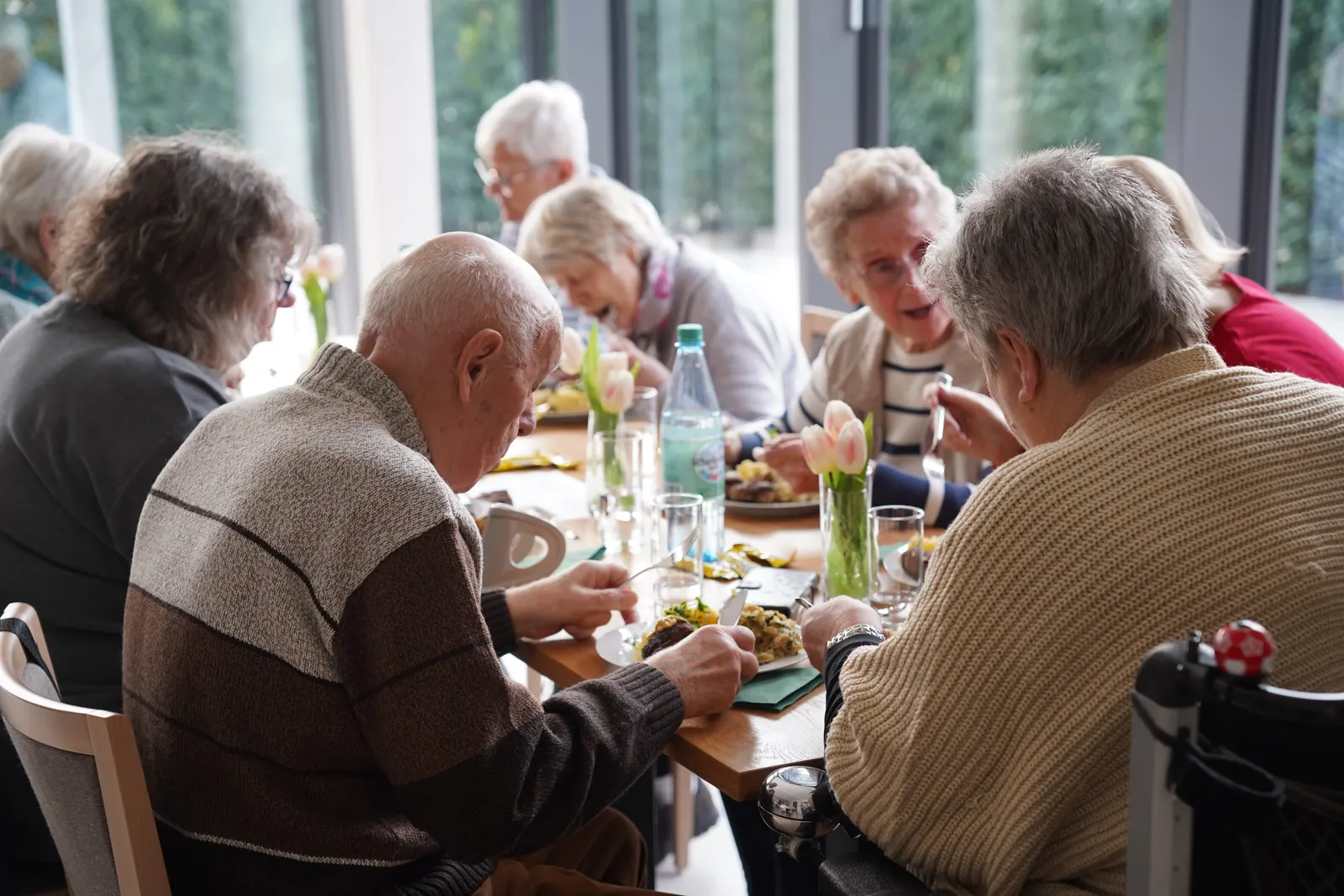 Seniorinnen und Senioren beim gemeinsamen Mittagessen im Quartierstreff Ungelsheim