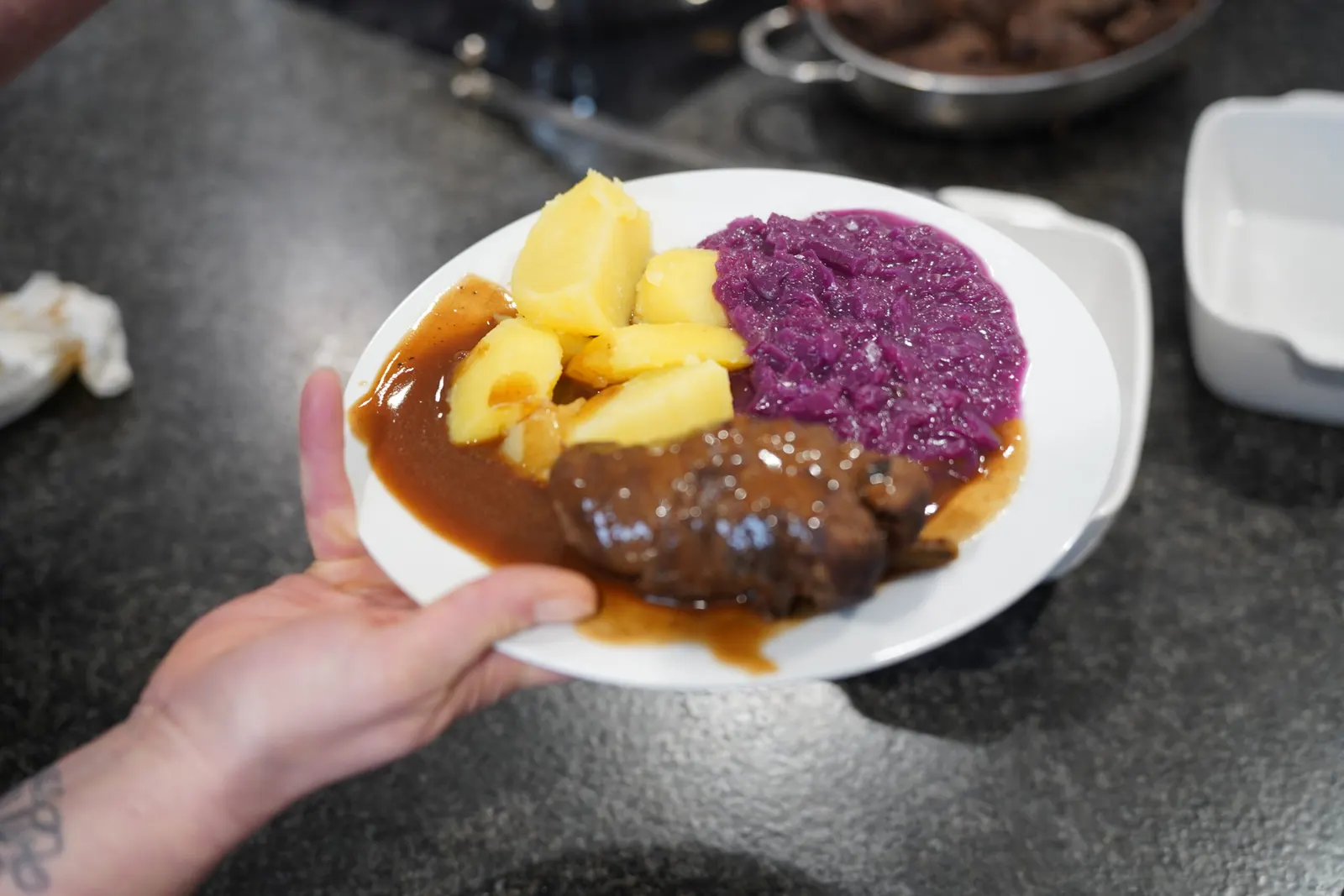Teller mit Rinderrouladen, Salzkartoffeln und Rotkohl