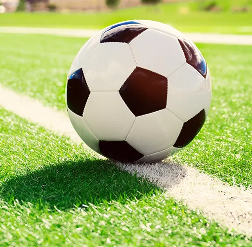 Fußball auf dem Rasen eines Sportplatzes