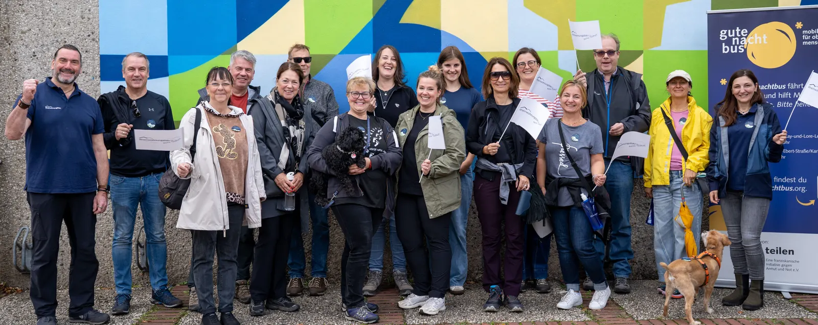 Gruppe aus Mitarbeitenden und Mieter:innen nach der Wanderung für den gutenachtbus